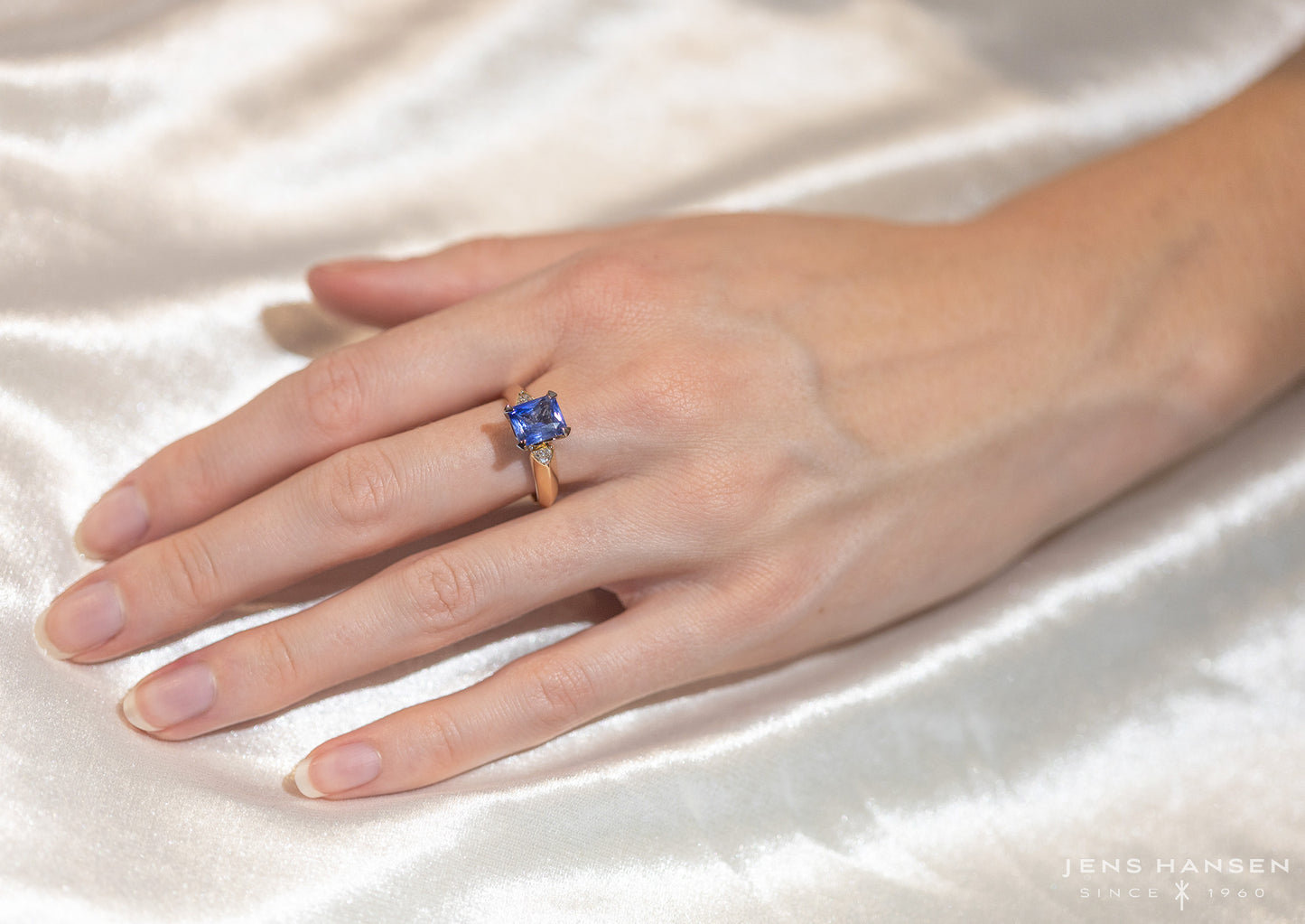 J3005 Cornflower Blue Sapphire Ring, Red Gold