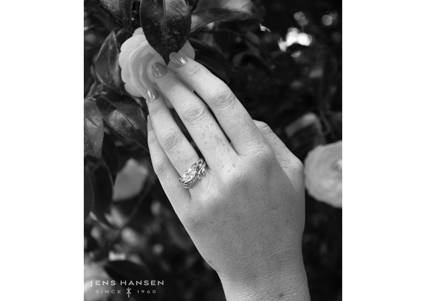 J3340 2-carat Oval Solitaire Vine Engagement Ring, Red Gold