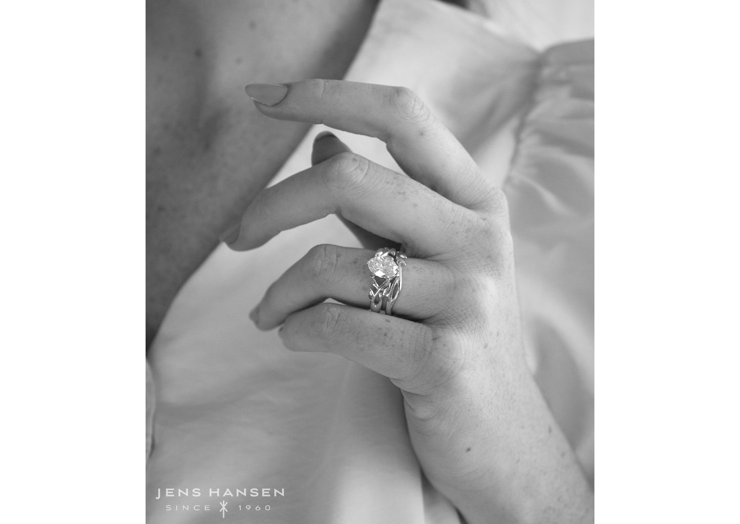 J3342 1.5-carat Oval Solitaire Vine Engagement Ring, Red Gold